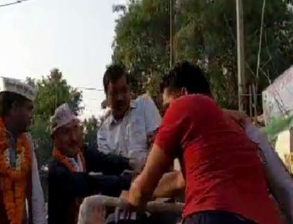 Arvind_slapped