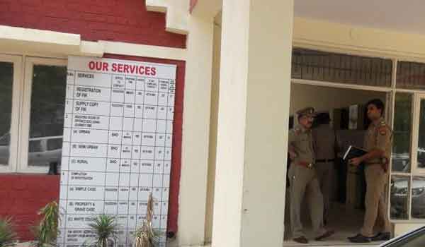 Snatcher targets cabinet minister's aunt in Greater Noida area.