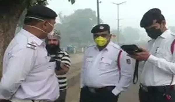 दिल्ली में ओड इवन चालू, पुलिस ने दबाकर काटे चालान